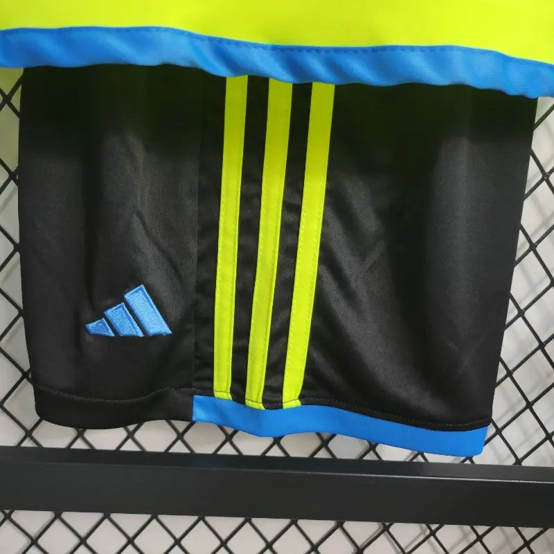Ensemble Enfant Arsenal Extérieur 2023/2024 – Maillot + Short – Jaune Fluo ; Graphismes Noirs