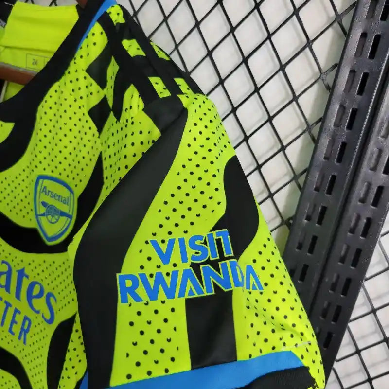 Ensemble Enfant Arsenal Extérieur 2023/2024 – Maillot + Short – Jaune Fluo ; Graphismes Noirs