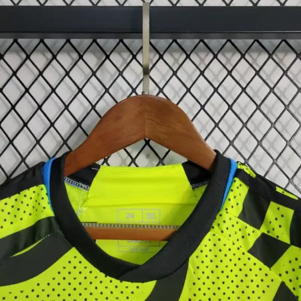 Ensemble Enfant Arsenal Extérieur 2023/2024 – Maillot + Short – Jaune Fluo ; Graphismes Noirs
