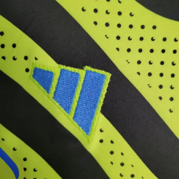 Ensemble Enfant Arsenal Extérieur 2023/2024 – Maillot + Short – Jaune Fluo ; Graphismes Noirs