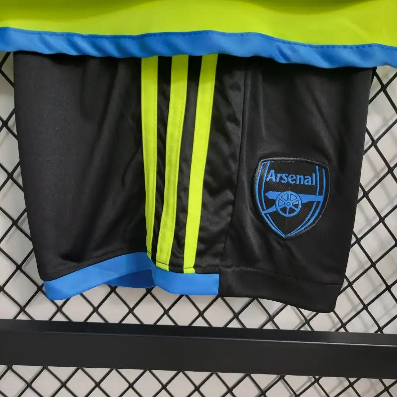 Ensemble Enfant Arsenal Extérieur 2023/2024 – Maillot + Short – Jaune Fluo ; Graphismes Noirs
