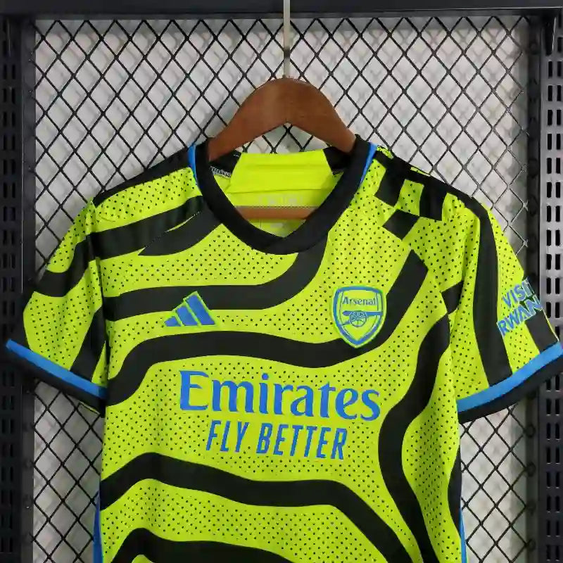Ensemble Enfant Arsenal Extérieur 2023/2024 – Maillot + Short – Jaune Fluo ; Graphismes Noirs