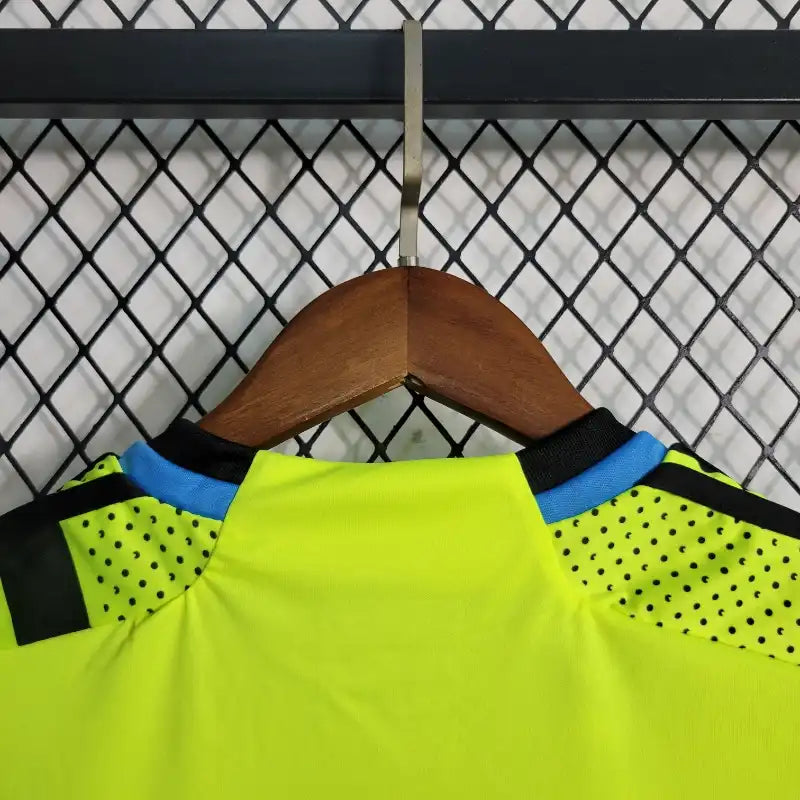 Ensemble Enfant Arsenal Extérieur 2023/2024 – Maillot + Short – Jaune Fluo ; Graphismes Noirs