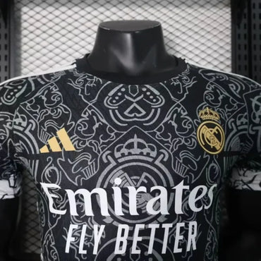 Maillot Real Madrid 2025/26 – Édition Spéciale Noir Blason Or Incurvé