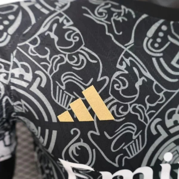 Maillot Real Madrid 2025/26 – Édition Spéciale Noir Blason Or Incurvé