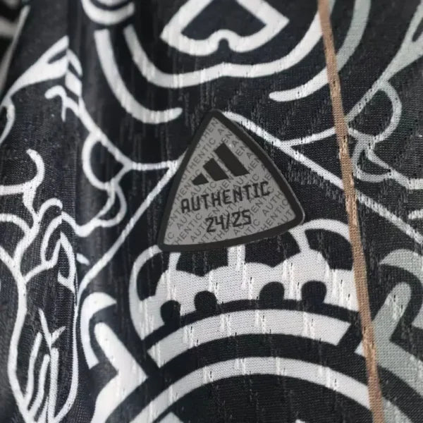 Maillot Real Madrid 2025/26 – Édition Spéciale Noir Blason Or Incurvé