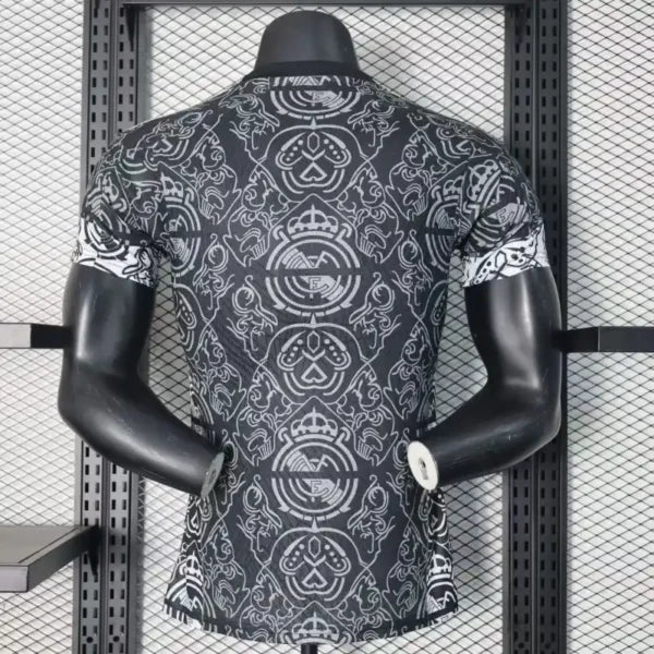 Maillot Real Madrid 2025/26 – Édition Spéciale Noir Blason Or Incurvé