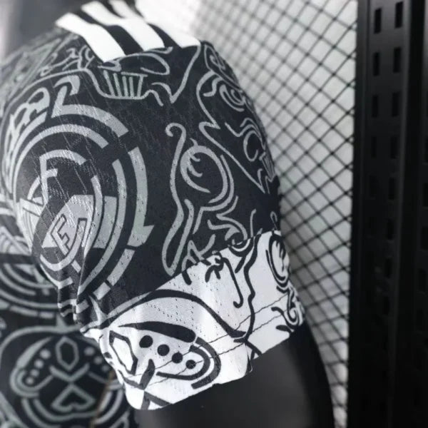 Maillot Real Madrid 2025/26 – Édition Spéciale Noir Blason Or Incurvé