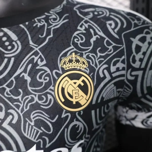 Maillot Real Madrid 2025/26 – Édition Spéciale Noir Blason Or Incurvé