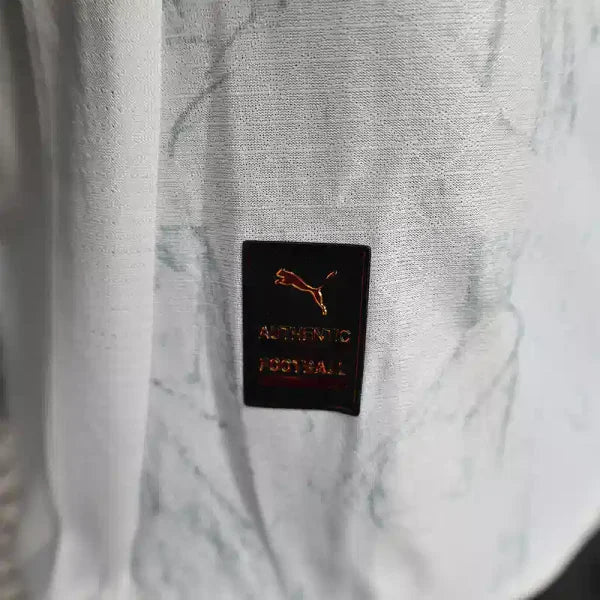 Maillot Manchester City FC 2025/2026 Extérieur– Homme (Blanc à Bande Diagonale Rouge et noir, Version Joueur)