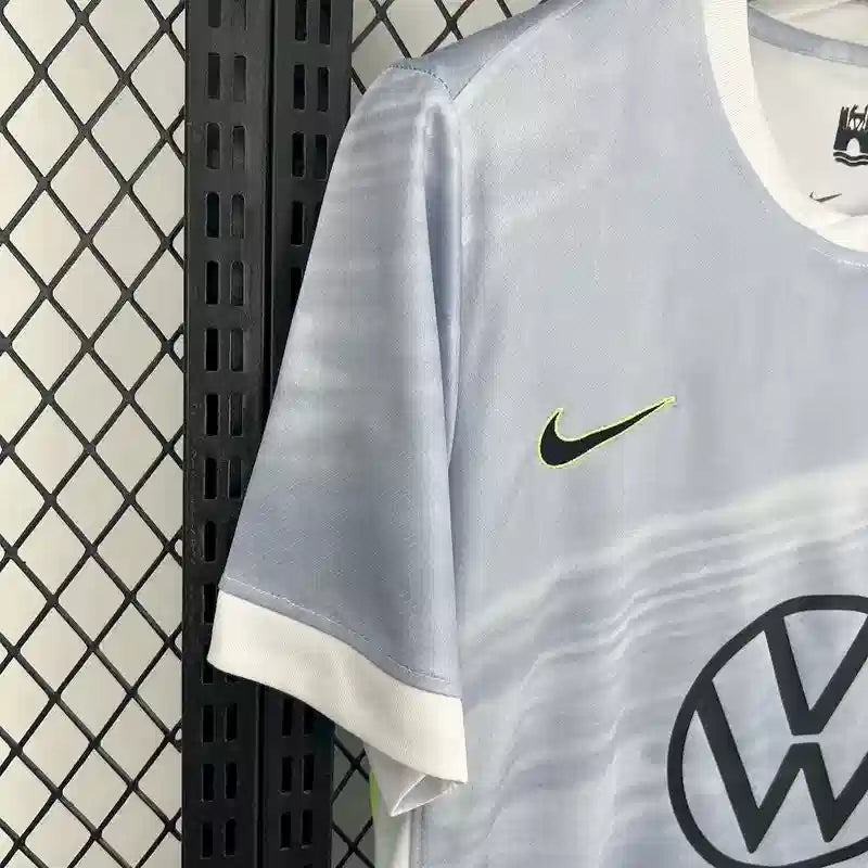 Maillot VfL Wolfsburg 2025/2026 – Extérieur -Sobriété glacée et détails tranchants