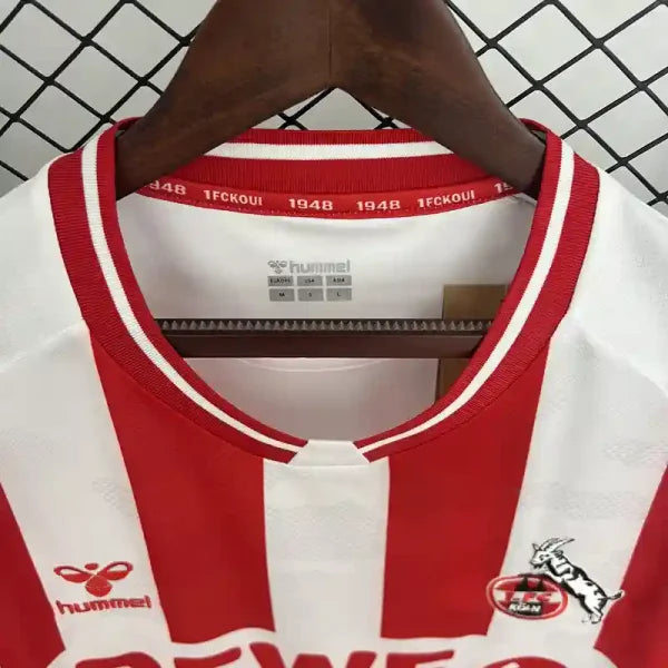 Maillot 1. FC Köln 2025/2026 – Domicile L’élégance rhénane signée Hummel
