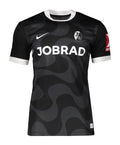 Maillot SC Fribourg 2025/2026 – Extérieur Élégance nocturne et esprit de la Forêt-Noire