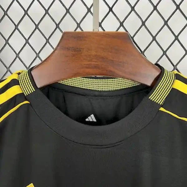 Maillot Édition Spéciale Real Madrid 2025/26 – Noir & Jaune
