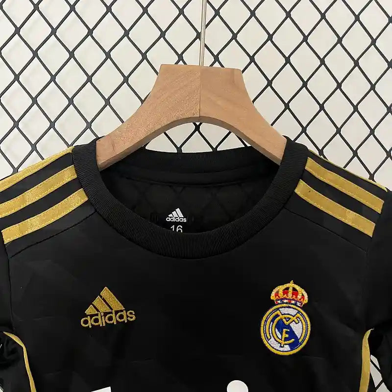 ⚫🟡 Ensemble Enfant Real Madrid Rétro 2011/2012 – Extérieur Noir Doré