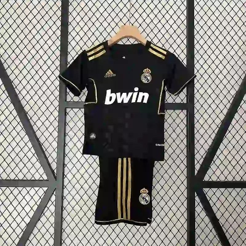 ⚫🟡 Ensemble Enfant Real Madrid Rétro 2011/2012 – Extérieur Noir Doré
