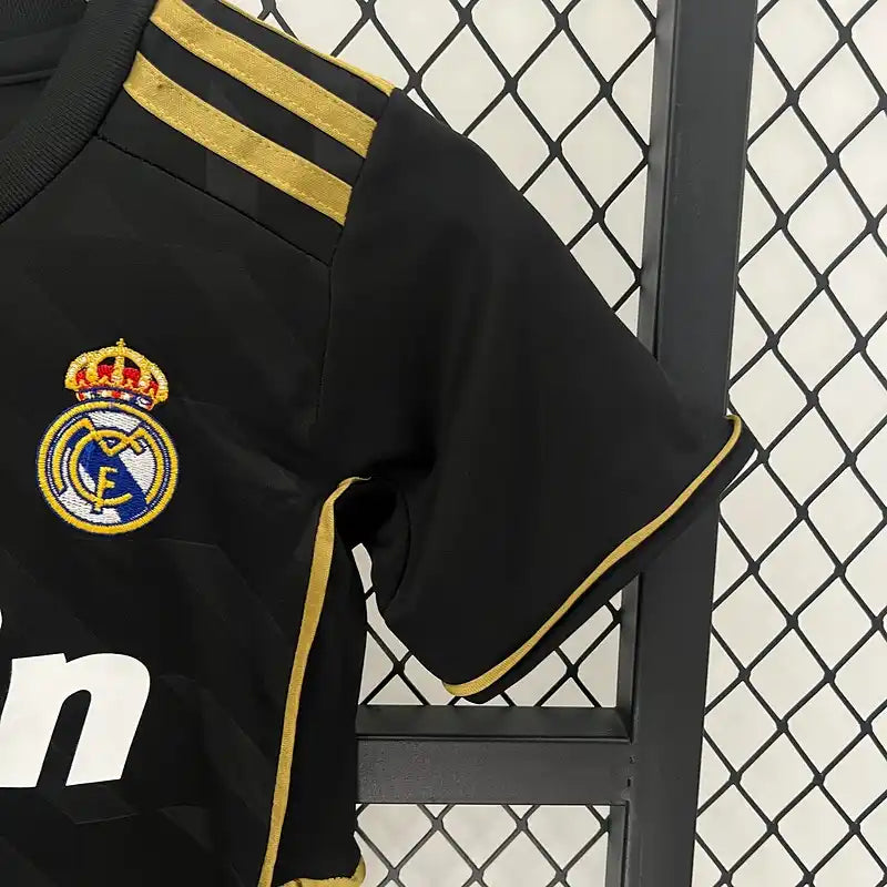 ⚫🟡 Ensemble Enfant Real Madrid Rétro 2011/2012 – Extérieur Noir Doré