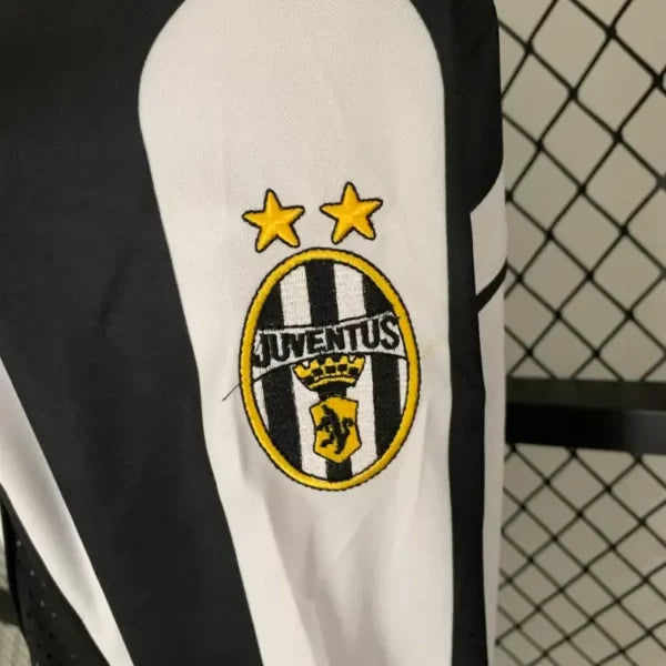 🖤⚪ Maillot Rétro Juventus 1997/98 – Domicile Manches Longues