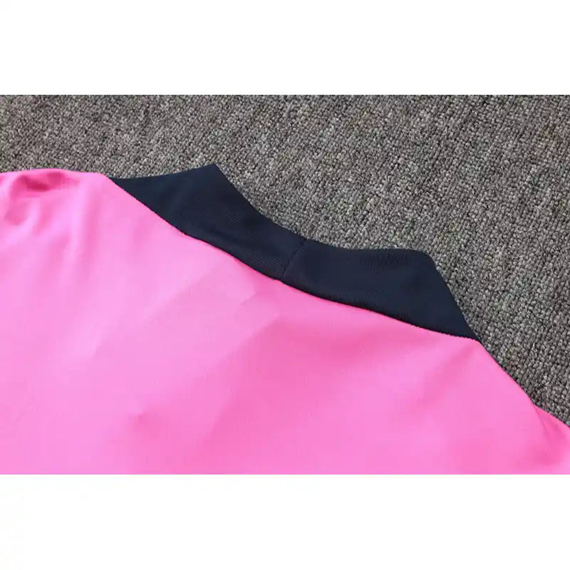 Ensemble Homme Atlético de Madrid 2024/2025 – Haut Rose & Jogging Bleu Foncé