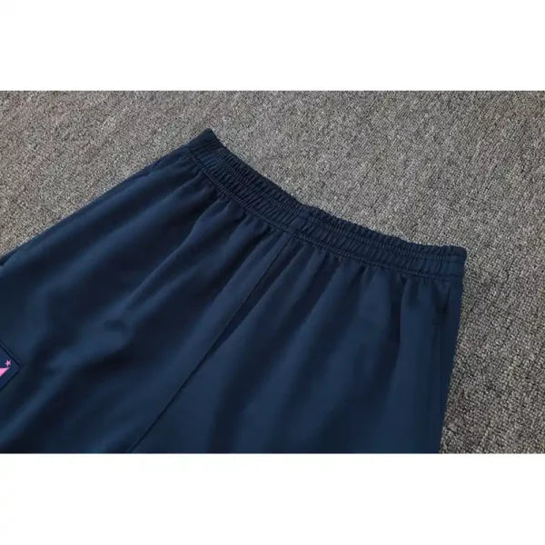 Ensemble Homme Atlético de Madrid 2024/2025 – Haut Rose & Jogging Bleu Foncé
