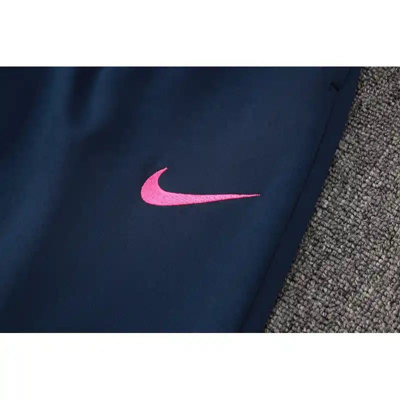 Ensemble Homme Atlético de Madrid 2024/2025 – Haut Rose & Jogging Bleu Foncé