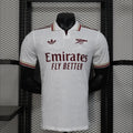 Maillot Extérieur Arsenal 2025/2026 – Blanc &amp; Rouge Bordeaux – Édition Spéciale – Homme