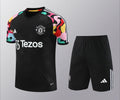 Ensemble Homme Manches Courtes Manchester United 2023/2024 –  (Noir avec Épaulettes Multicolores)