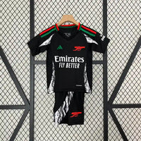 Ensemble Enfant Arsenal Extérieur 2024/2025 – Maillot + Short + – Noir &; Pan-Africains