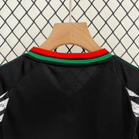 Ensemble Enfant Arsenal Extérieur 2024/2025 – Maillot + Short + – Noir &; Pan-Africains