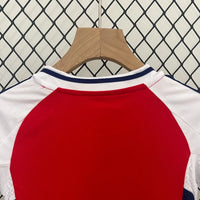 Ensemble Enfant Arsenal Domicile 2024/2025 – Maillot + Short +&nbsp; – Rouge &amp; Blanc