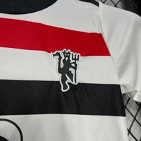 Ensemble enfant Manchester United 2024/2025 –Second Maillot Extérieur (Blanc avec Motifs Argentés)
