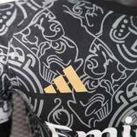 Maillot Real Madrid 2025/26 – Édition Spéciale Noir  Blason Or Incurvé