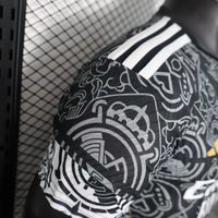 Maillot Real Madrid 2025/26 – Édition Spéciale Noir  Blason Or Incurvé