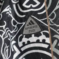 Maillot Real Madrid 2025/26 – Édition Spéciale Noir  Blason Or Incurvé