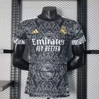 Maillot Real Madrid 2025/26 – Édition Spéciale Noir  Blason Or Incurvé