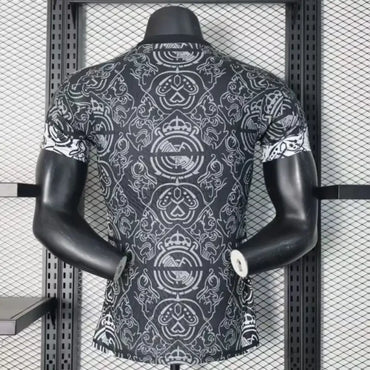Maillot Real Madrid 2025/26 – Édition Spéciale Noir  Blason Or Incurvé