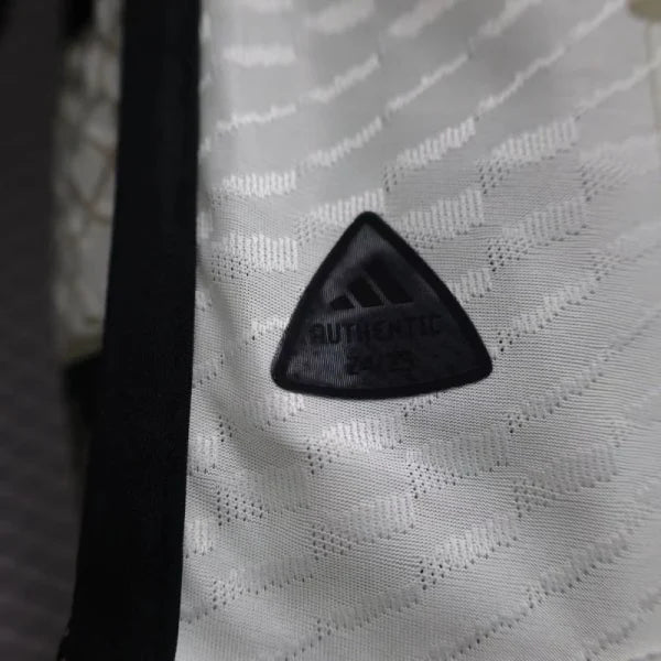 Maillot Real Madrid 2025/26 – Édition Spéciale Cathédrale Blanc Fresque Noire
