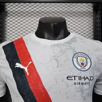 Maillot Manchester City FC 2025/2026 Extérieur–  Homme (Blanc à Bande Diagonale Rouge et noir, Version Joueur)