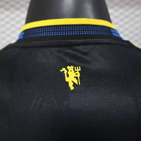 Maillot Manchester United 2025/2026 – Maillot Third Joueur (Noir avec Finitions Bleues et Jaunes)