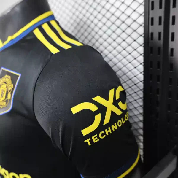 Maillot Manchester United 2025/2026 – Maillot Third Joueur (Noir avec Finitions Bleues et Jaunes)