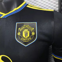 Maillot Manchester United 2025/2026 – Maillot Third Joueur (Noir avec Finitions Bleues et Jaunes)