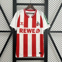 Maillot 1. FC Köln 2025/2026 – Domicile  L’élégance rhénane signée Hummel