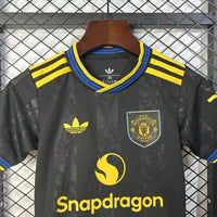 Ensemble enfant Manchester United 2025/2026 – Ensemble second éxtérieur  (Noir avec Finitions Jaunes et Bleues)
