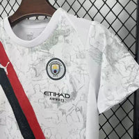 Ensemble enfant Manchester City FC 2025/2026 – Ensemble Extérieur Enfant (Maillot + Short)