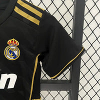 ⚫🟡 Ensemble Enfant Real Madrid Rétro 2011/2012 – Extérieur Noir Doré