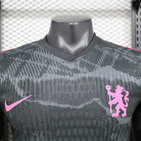Maillots Chelsea FC 2024/2025 – Ensemble Extérieur Homme (Manches Courtes, Noir &amp; Violet)