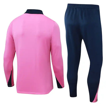 Ensemble Homme Atlético de Madrid 2024/2025 – Haut Rose & Jogging Bleu Foncé