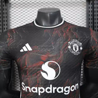 Maillot Manchester United 2025/2026 – Édition Spéciale Homme (Noir avec Nuances Rouges)